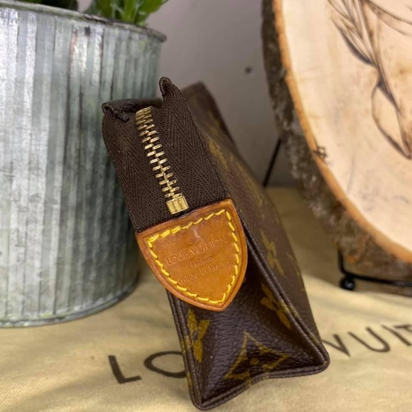 Authentic Louis Vuitton Toiletry 15 - Picture 4 of 8